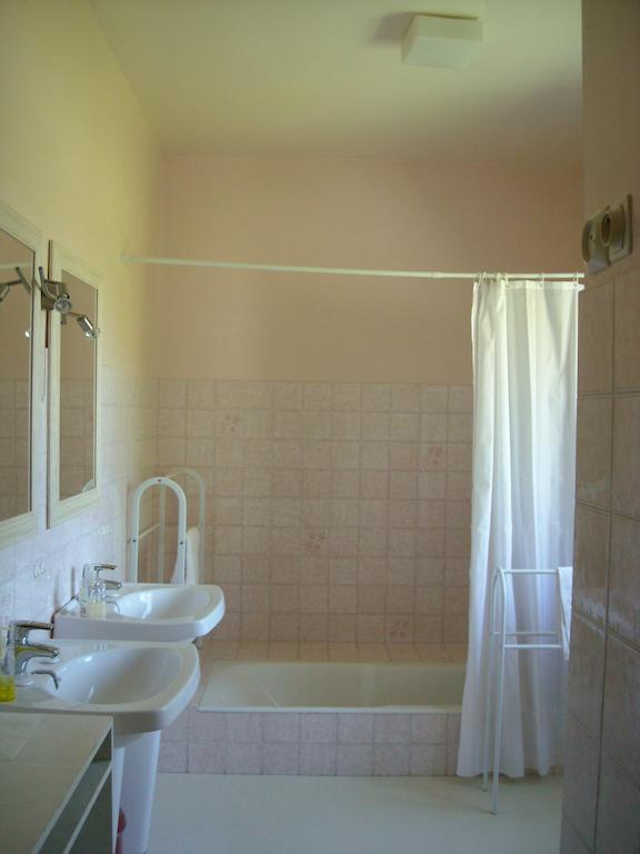 La Tour Des Laudes Bed & Breakfast Breuil-Barret Exterior photo