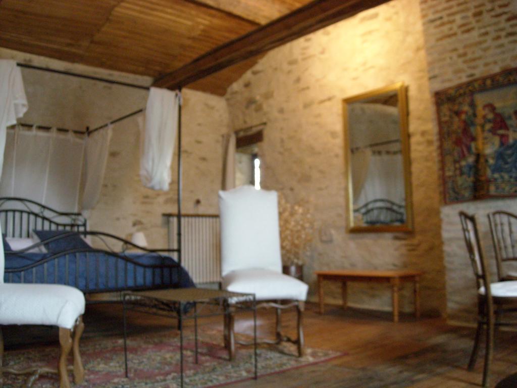 La Tour Des Laudes Bed & Breakfast Breuil-Barret Room photo