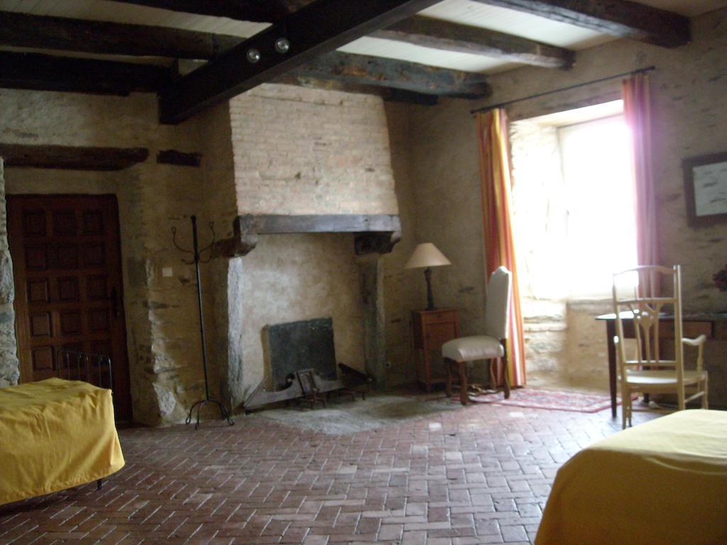 La Tour Des Laudes Bed & Breakfast Breuil-Barret Room photo