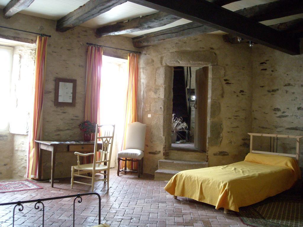 La Tour Des Laudes Bed & Breakfast Breuil-Barret Room photo